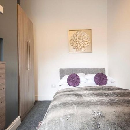 Centralized Private 4 Bedroom House At Hanley With Free Parking Etruria Kültér fotó