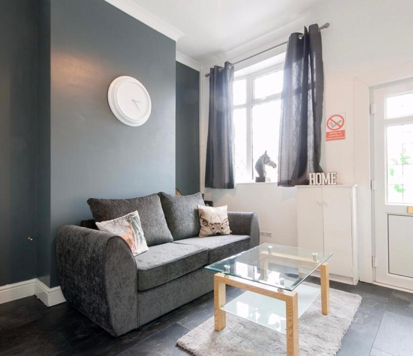 Centralized Private 4 Bedroom House At Hanley With Free Parking Etruria Kültér fotó
