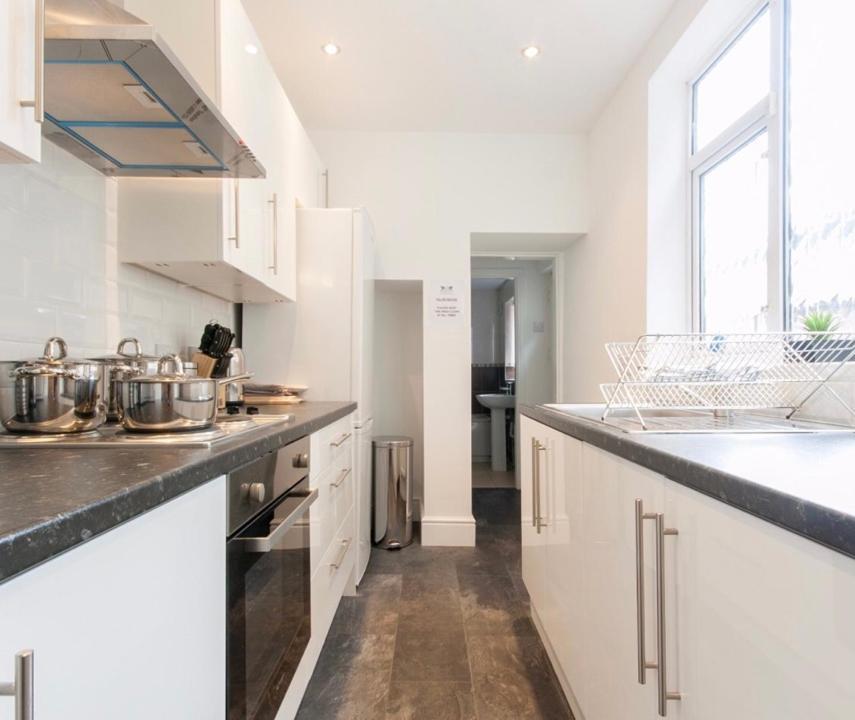 Centralized Private 4 Bedroom House At Hanley With Free Parking Etruria Kültér fotó